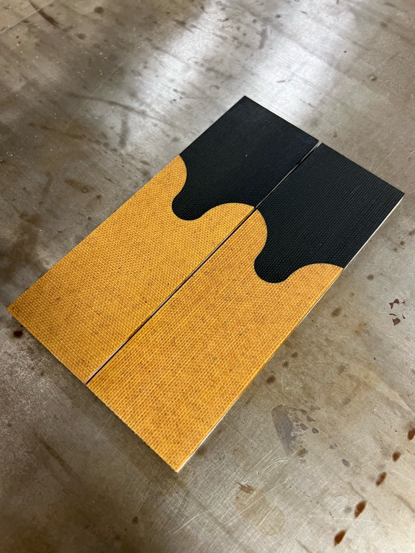 Black + natural canvas micarta. No Liner/Spacer