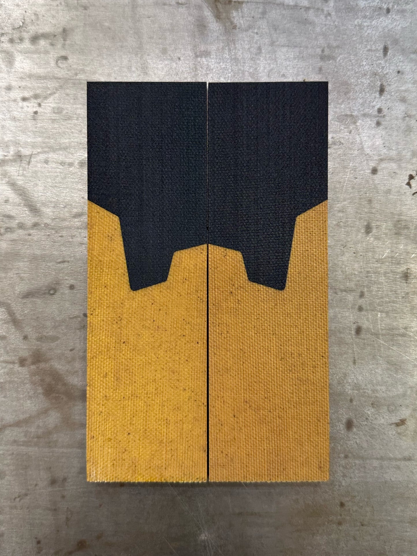 Black + natural canvas micarta. No Liner/Spacer