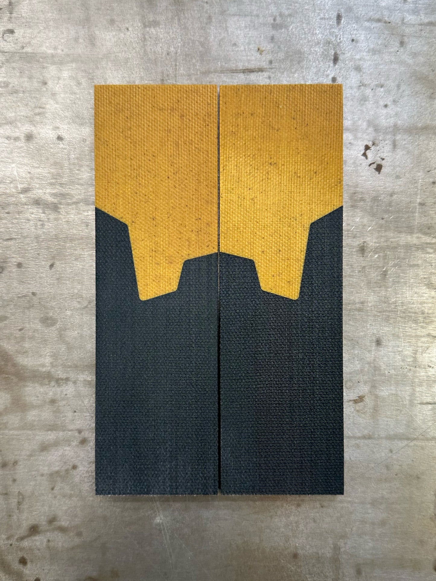 Black + natural canvas micarta. No Liner/Spacer