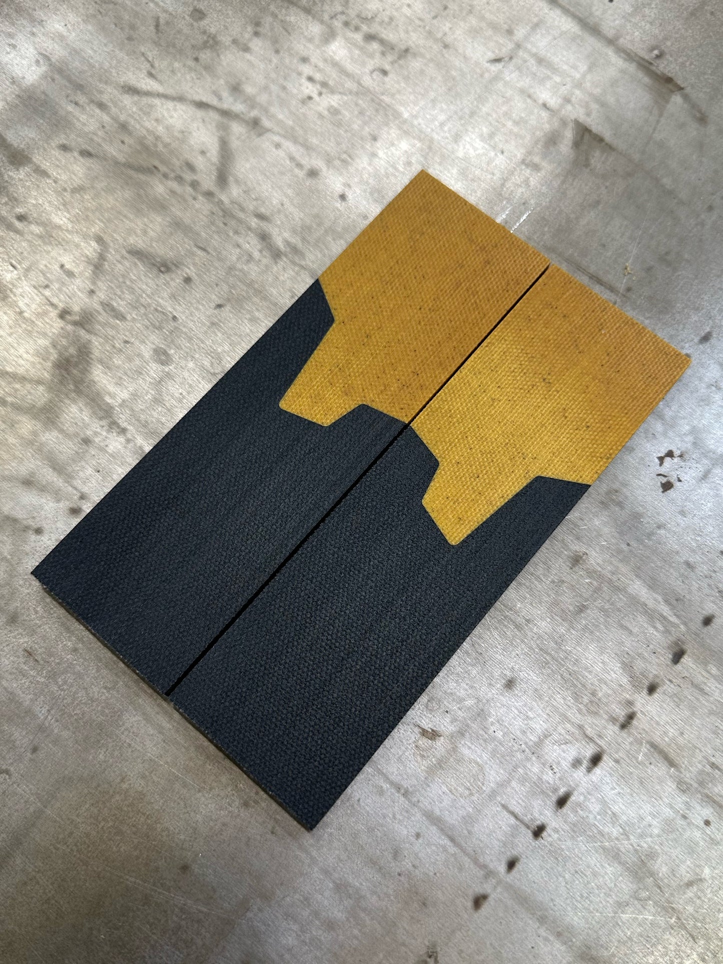 Black + natural canvas micarta. No Liner/Spacer