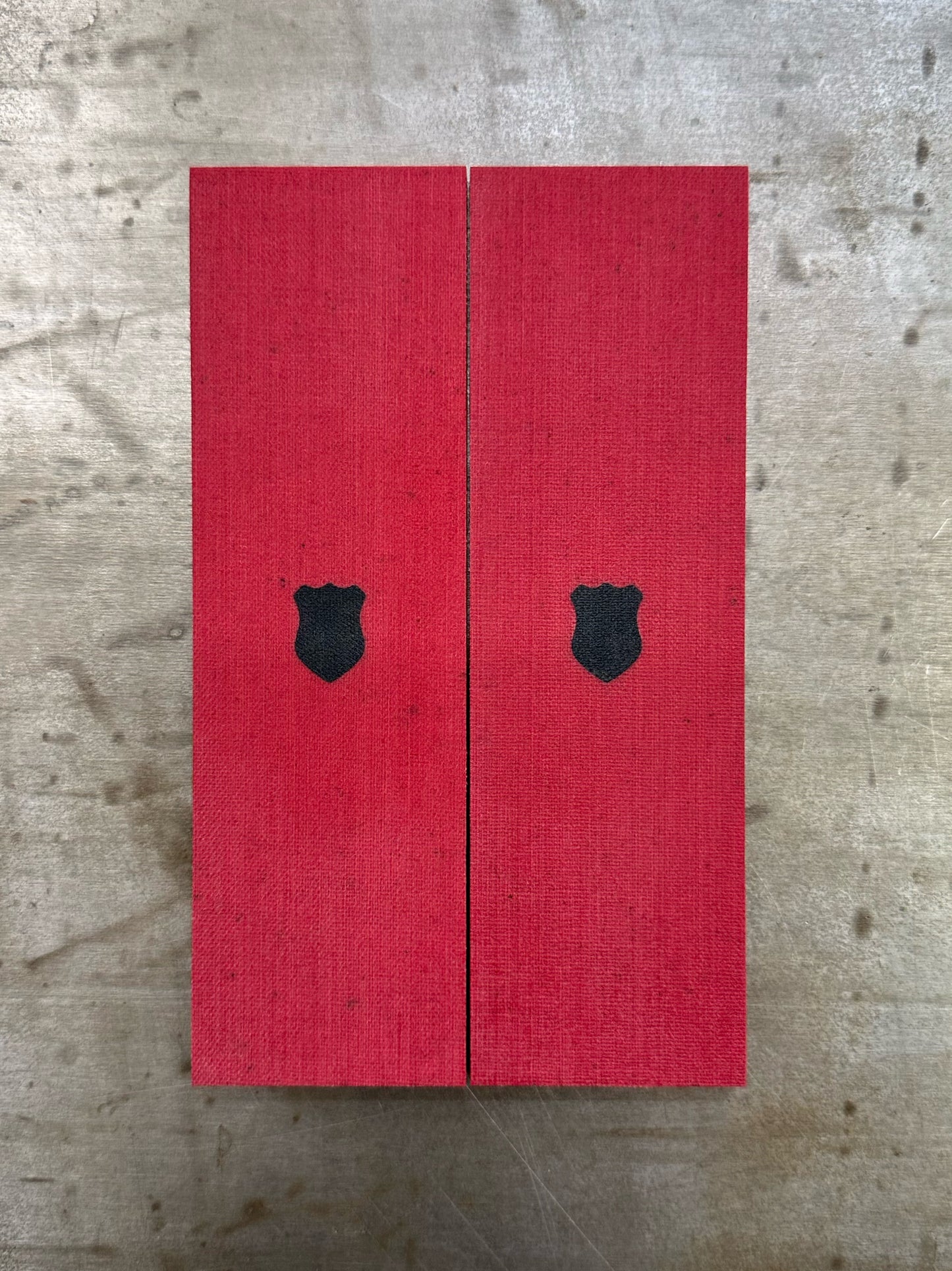 Linen micarta Red inlaid with Linen micarta Shield no Liner/Spacer