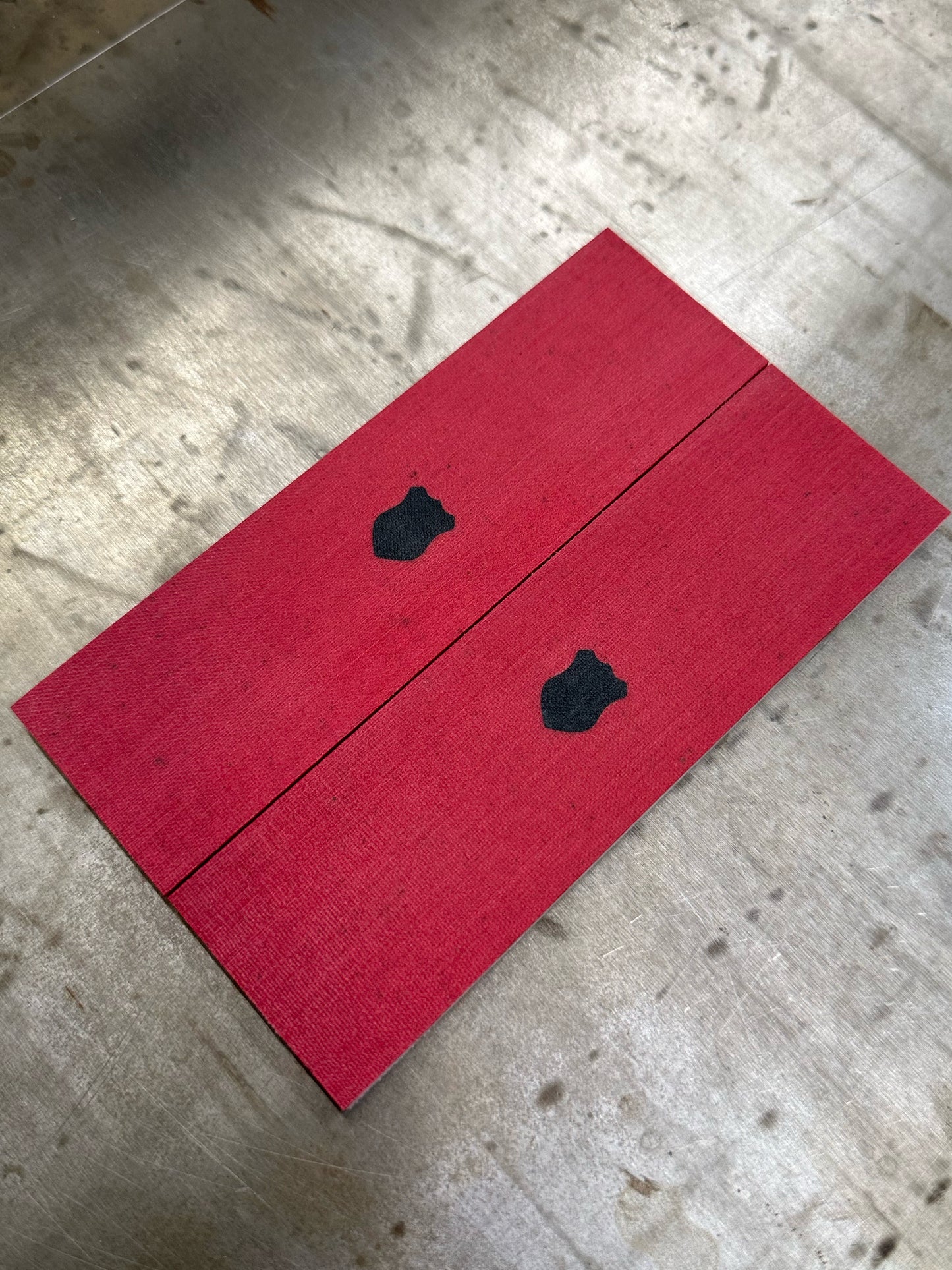 Linen micarta Red inlaid with Linen micarta Shield no Liner/Spacer